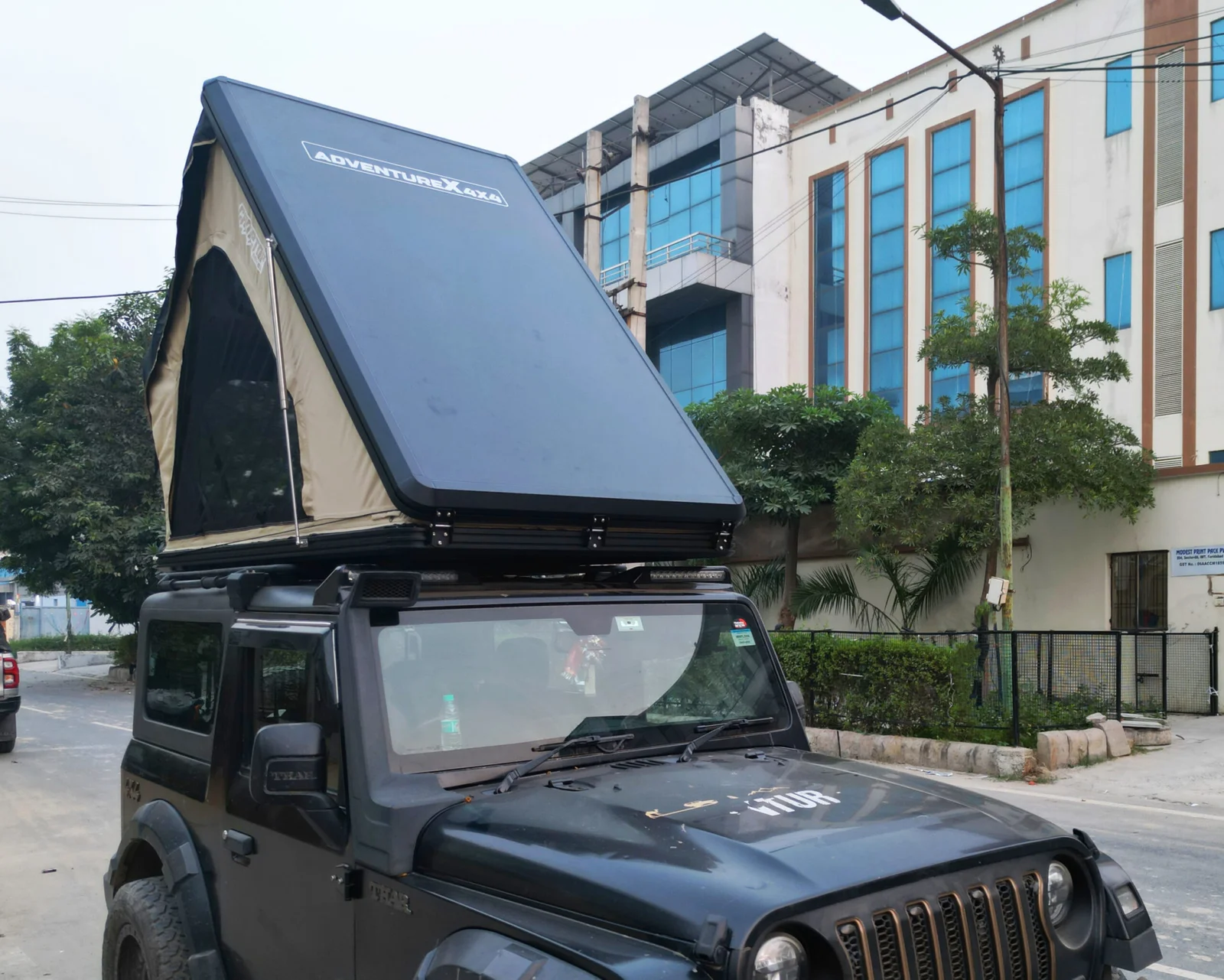 Tenda da tetto nei parcheggi: È legale aprirla in città?